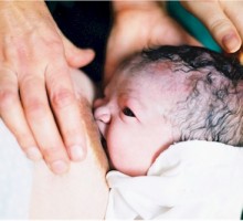 Samo dvije od deset beba sisa u prvom satu nakon rođenja