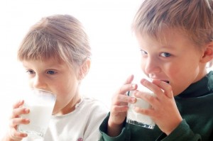 djeca piju mlijeko