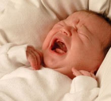 Grčevi kod bebe – iskušenje za dojenje
