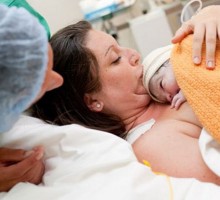 Dozvoliti porodiljama da doje bebe i ako su COVID pozitivne