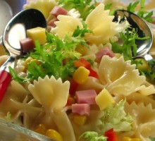 Šarena salata s tjesteninom