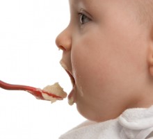 Da li je beba spremna za čvrstu hranu i šta  stručnjaci kažu o tome?