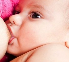 Dojenje pomaže djetetovom stomaku da se lakše prilagodi na čvrstu hranu