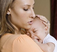 Beba je nervozna ili plače tokom podoja – u čemu je problem?