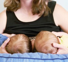 Dojenje blizanaca: Kako dojiti dvije bebe istovremeno?