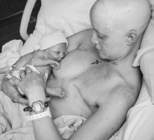 Impresivne fotografije majke koja prvi put doji novorođenče nakon mastektomije