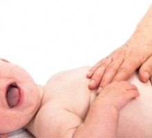 Nježnom masažom stomačića pomozite bebi koja ima zatvor, grčeve i gasove