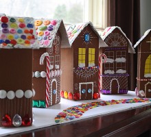 Napravite s djecom šarenu novogodišnju kućicu (gingerbread house)