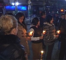 Građani palili svijeće povodom godine smrti bebe Dušana