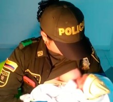 Policajka oduševila svijet – podojila napuštenu bebu i spasila joj život