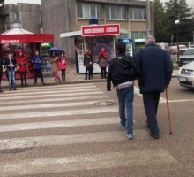 Nikšićki osnovci pomagali starima da pređu ulicu
