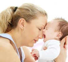 Kako znati da beba ima grčeve i kako joj pomoći?