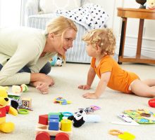 Igrajte se s bebama i stimulišite njihov psihomotorni razvoj