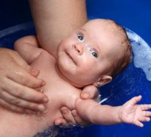 Kako pravilno kupati bebe