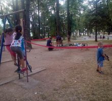 Grupa mladića uređuje igralište u parku u Nikšiću
