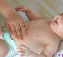 Kako da masiramo bebi stomak i olakšamo pojavu grčeva