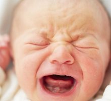 Šta nespavanje rođene bebe uradi od rođenog života? Napravi haos.