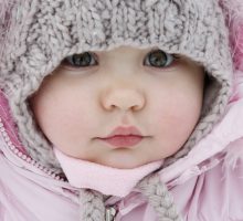 Kako oblačiti bebu tokom zime da ne bude ni hladno ni vruće