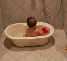 Vaše dijete ne voli kupanje? Kako ga kupati?
