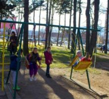 Mladići iz Nikšića opet oduševili – postavili nove ljuljaške u parku