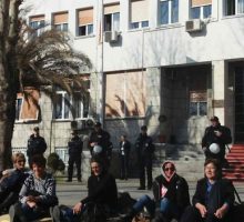 Majke legle ispred Skupštine: Počinju štrajk glađu!