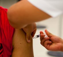 Vakcina ne izaziva sterilitet, ali infekcija COVID-19 može da utiče
