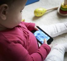 Ekrani ne razvijaju ni jedan dio mozga, utiču na “prozore razvoja” djeteta