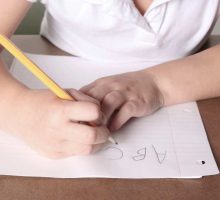Zbog tehnologije djeca teže drže olovke u rukama