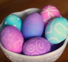 Nekoliko trikova koji će vam pomoći da dobijete neobično ofarbana jaja