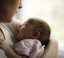Postporođajna tuga pogađa oko 90 odsto porodilja