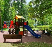 Na Cetinju oštećeno novo dječije igralište u Njegoševom parku