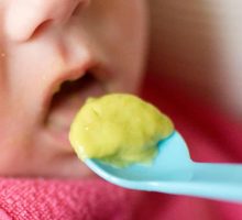 SZO predlaže zabranu industrijske hrane za mlađu djecu koja sadrži šećer