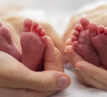 Roditelji blizanaca mogu istovremeno koristiti 70 dana porodiljskog odsustva