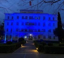Podrška osobama sa autizmom, zgrada Glavnog grada osvijetljena plavom bojom