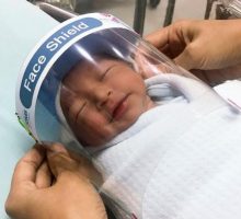 Zaštitni viziri na glavama tek rođenih beba – prevencija od koronavirusa