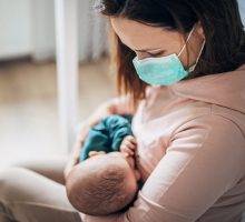 COVID pozitivne majke da doje bebe, jer je korist veća od rizika