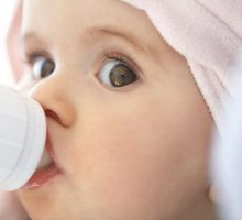Mikroplastika u flašicama opasna za bebe