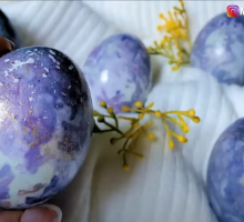 Uskršnja jaja obojena hibiskusom