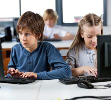 Petnaest đaka na jedan školski računar, skromna znanja nastavnika informatike