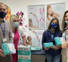 Donacija kompanije Neregelia: Sebamed i Pampers za sve bebe rođene u KCCG-u