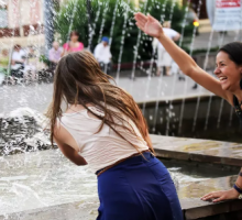 Roditelji kupanjem u fontani proslavili utišavanje školske vajber grupe