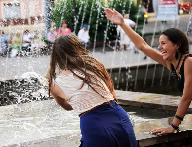 Roditelji kupanjem u fontani proslavili utišavanje školske vajber grupe