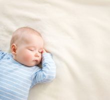 Objavljene nove smjernice za sigurno spavanje beba: Do prvog rođendana samo na leđima