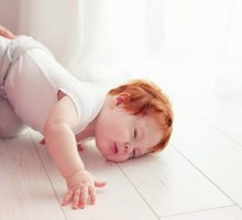 Kako reagovati kada beba padne sa kreveta ili stola za presvlačenje?