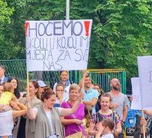 U Tivtu održan protest zbog lošeg stanja u školstvu: Četiri decenije bez nove škole