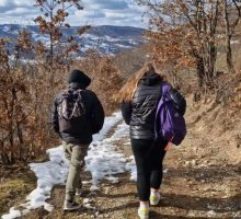 Priča o sestri i bratu sa sjevera: Do škole pješače kilometrima po mraku i ledu, a pomažu i roditeljima