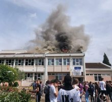 Polumaturanti tokom bakljade zapalili krov OŠ “Vlado Milić”